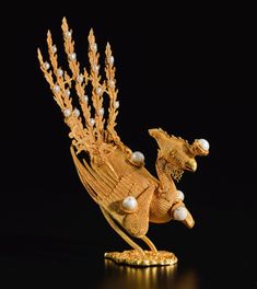 A GOLD FILIGREE 'PHOENIX' ORNAMENT FOR AN IMPERIAL CONCUBINE SUMMER COURT HAT QING DYNASTY, 18TH CENTURY Estimate 30,000 — 50,000 USD. LOT SOLD. 112,500 USD. 2103/18. ||| sotheby's n09830lot9ldwzen Summer Court, Ruyi's Royal Love In The Palace, Buy Gold Jewelry, Jewelry Design Drawing, Asian Painting, Art Nouveau Jewelry, Ancient China