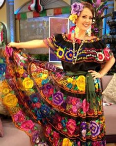 Modern Mexican clothing do not differ very much from the clothes we use everyday. Thanks to the globalization, young Mexican people living in big cities trend to wear clothes like loud-colored cotton t-shirts, snickers and jeans. Mexican Street Style, Mexican Traditional Dress, Chiapas Dress, Mexican Clothing, Traditional Mexican Dress, Ethnic Clothes, Mexican Textiles, Mexican Fashion, Mexican Outfit