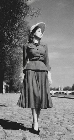 Dior's Corolle New Look line, photo by Willy Maywald 1947 Outfits Aesthetic Vintage, Cute Vintage Outfits, 1940s Fashion Women, Forties Fashion, Dior New Look, 1940s Outfits, Fashion 1940s, 30s Fashion