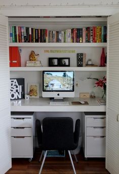 Small Home Office Desk, Closet Desk, Clever Closet, Home Office Closet, Closet Office, Office Nook, Small Apartment Design, Office Guest Room, Small Home Office