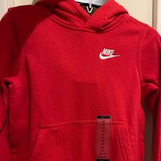 Size Xs Nike Clothes Aesthetic, Nike Hoodie Aesthetic, Nike Clothes Women, Red Nike Sweater, Nike Red Hoodie, Nike Hoodie Outfit, Hoodies Nike, Football Streetwear, Sweat Suits Outfits