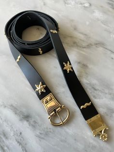 Approximately 60" long medieval-style belt of Latigo leather, featuring alternating rayonee (sunburst) and cool wavy bars. The sunbursts stud was designed after a Thames river find dating from the 14th century, while the wavy stud was modeled after a surviving one in a private collection. The black and gold make a strong statement! Fantasycore Fashion, Statement Belts, Costume Wedding, Thames River, Medieval Belt, Medieval Style, Medieval Fashion, River Thames, 14th Century