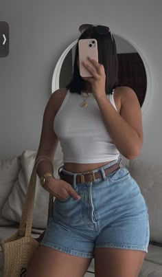 White Cropped Tank Top, Look Kylie Jenner, Casual Chic Summer, Mode Zara, Hot Short, Effortlessly Chic Outfits, Summer Hot, Elegante Casual, Looks Black