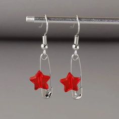 This Pair Of Safety Pin Star Dangle Drop Earrings Is A Wonderful Addition To Your Wardrobe And Your Style! This Fun And Cute Piece Is Sure To Get Lots Of Compliments! Safety Pin Jewelry Patterns, Safety Pin Crafts, Emo Jewelry, Safety Pin Jewelry, Patriotic Earrings, Lightning Bolt Earrings, Diy Jewelry Projects, Safety Pin Earrings, Spoon Jewelry