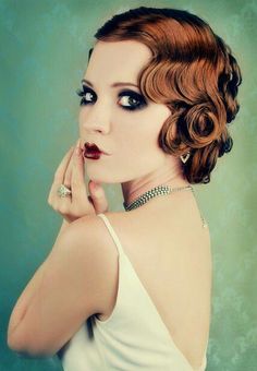 1920's hair + makeup Source- Caroline Cronk 20s Hair, Marcel Waves, 1900's Fashion, Gatsby Hair, Finger Waves, Pin Up Outfits, Pin Curls