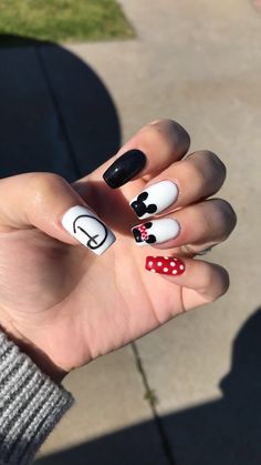 Acrylic Nails Disney Designs, Almond Shaped Disney Nails, Nail Mickey Mouse, Mickymaus Nail Art, Mickey Mouse Gel Nails, Disney Cute Nails, Disney Nail Designs Acrylic Disneyland, Theme Nails Designs, Disney Nails 2023