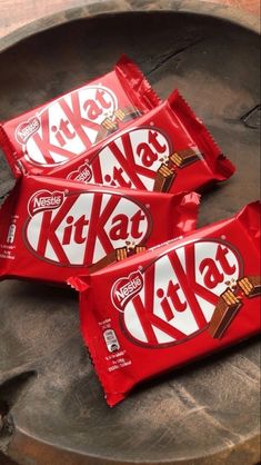 Chocolate Tumblr, Junk Food Snacks, Food Drink Photography, Yummy Comfort Food, Think Food, Snap Food, Kit Kat, Chocolate Bars