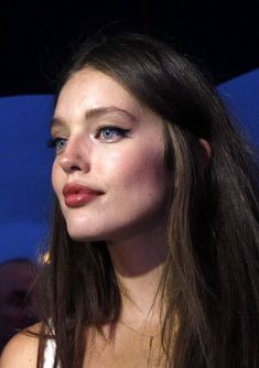 No Make Up Make Up Look, Pretty Nose, Rose Makeup, Face Art Makeup, Retro Makeup, Emily Didonato, Milla Jovovich, Glam Makeup, Shiny Hair