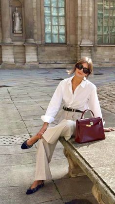 Explore timeless elegance with female old money fashion for the office. Discover styles that combine sophistication and professionalism. Look Working Girl, Kelly Rutherford, Summer Office Outfits, Look Office, European Summer Outfits, Spring Styles, Chique Outfits