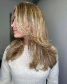 Step into the glow of honey blonde balayage, accented with sun-kissed highlights that enliven your face and layers. The curtain fringe elegantly parts, sweeping into the voluminous, curled blowout. It's an elegant flow of style and grace. Click to explore more and follow us on Pinterest for fresh ideas! ** Photo Credit: Instagram @hairbyellastenhaard Curled Blowout, Honey Blonde Balayage