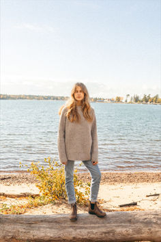 Blundstone boots look even better on film, see for yourself. Blundstone Women Outfit Work, Styling Blundstone Boots Women, Blundstone Outfit Winter, Outfits With Blundstone Boots, Blundstone Outfit Women, Blundstone Boots Women, Blundstone Women Outfit, Blundstone Outfits, Work Boots Outfit