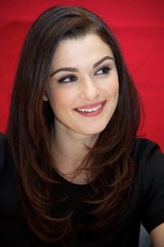 Rachel Weisz Hair, Haircut No Bangs, Rachel Weiz, Long Layer Haircut, Layered Ends, Layer Haircut, Wavy Haircut, Celebrity Birthday, No Bangs