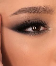 Sultry Black Eye Makeup, Dark Glam Eye Makeup, Smokey Eye Formal Makeup, Light Black Smokey Eye, Black Prom Looks Makeup, Eye Makeup Smokey Natural, Smokey Black Makeup, Black Glam Eyeshadow Looks, Maneater Palette Looks