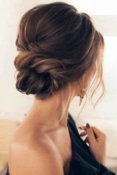 #Updo hairstyle that matches every hair length Sanggul Modern, Diy Hairstyle, Formal Updos, Classic Wedding Hair, Wedding Hairstyles Medium Length, Ladies Hair, Peinados Recogidos, Updos For Medium Length Hair, Hair Tutorials Easy