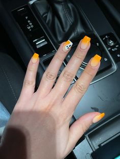 Orange Ombre halloween nails Black Orange Ombre Nails, Orange White Ombre Nails, Halloween Nails Orange Tips, Ombre Halloween Nails, Orange Ombre Halloween Nails, Orange Black And White Nails Halloween, Halloween Ombre, Ombré Nails, Orange Ombre