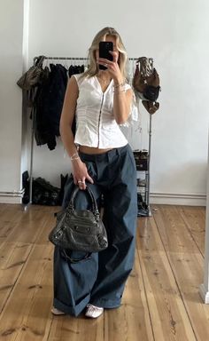 Tom Boy Outfits For Women, Sleek Street Style, Dickies Fits Women, Past Lives Outfit, Modern Indie Outfit, Fit Checks Aesthetic, Minimal Grunge Outfits, Oversized Feminine Outfit, Scandi Style Aesthetic