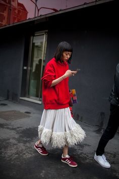 Sneaks and a skirt Woman In Red, Street Style 2017, Looks Street Style, Looks Black, Milan Fashion Weeks, Street Style Inspiration, White Skirt, Inspiration Mode