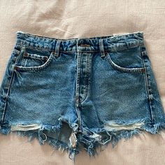 Mid-Rise Light/Medium Wash - Size Eur 38 Us 6 Casual Zara Jean Shorts For The Beach, Zara Summer Jean Shorts, Diy Jeans Ideas, Summer Jean Shorts, Faster Horses, Beach Clothes, Straight Fit Denim, Trip Outfits, Ripped Denim Shorts