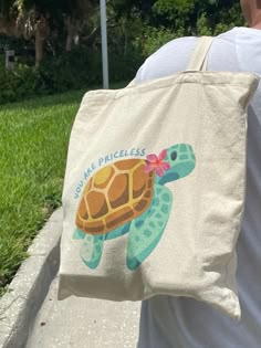 Cute Canvas Beach Tote Bag, Cute Gift Bag Ideas, Cute Tote Bag Ideas, Summer Tote Bag Design, Tote Bag Decorating Ideas, Beach Tote Bags Diy, Cute Beach Bags, Cool Tote Bag Design, Cute Tote Bag Design