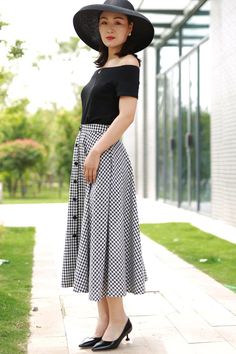 Checkered Skirt Outfits, Long Checkered Skirt, Checkered Skirt Outfit, Black And White Plaid Skirt, White Plaid Skirt, Checked Skirt, Retro Outfit, Moda Hippie, Ladies Style