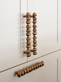 an image of a door handle with knobs on it