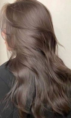 Looking for trendy, natural hair color ideas? Check out these gorgeous ash brown hair color styles that are super popular in Korea! Cool Brown Hair, Ash Brown Hair Color, Brown Hair Shades, Beige Hair, Korean Hair Color, Ash Brown Hair, Ash Hair Color, Brown Hair Inspo