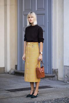 Outfits With Plaid Skirts, Tweed Midi Skirt, Midi Skirt Spring, Color Trends Fashion, Modest Clothing, September 21, Black Long Sleeve Top, 가을 패션, Look Casual