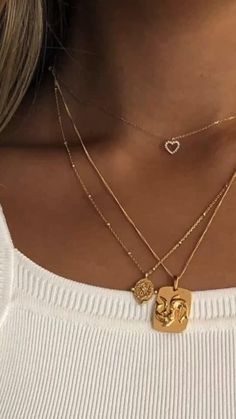 Gold Jewelry Layered Necklace, Highlights Covers Aesthetic, Stacked Necklaces Gold, Dorm Bookshelf, Gold Jewelry Layered, Aesthetic Jewelry Photography, Aesthetic Kendall Jenner, Money Increase, Background Jewelry