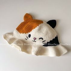 a crocheted hat with a cat on it