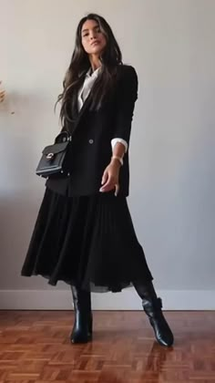 Pencil Black Skirt Outfit, Creative Formal Attire, Black Plisse Skirt Outfit, Black Skirt Outfit Formal, Long Black Dress Outfit Winter, Midi Skirt Work Outfit, Best Fall Outfits, Looks Pinterest, Mode Kimono