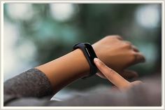 Looking for a fitness watch that caters specifically to women? Check out these women's fitness watches! They are designed with features that will help you stay motivated and on track while exercising. Band Workouts, Tracker Fitness, Fitness Watches For Women, Fitness Trackers, Fitness Technology, Fitbit Charge, Smart Bracelet, Fitness Bracelet, Smart Band