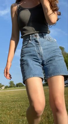 Bright Summer Fashion, 90s Mom Aesthetic Summer, Aesthetic Jean Shorts Outfit, 80s Summer Outfits Aesthetic, 90s Summer Outfits Vintage, 90s Summer Aesthetic Outfits, Short Jeans Aesthetic, Long Short Outfits, Jean Short Outfits Aesthetic