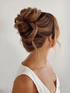 Low Bun Wedding Hair Brunette Messy Updo, Loose Chignon Updo, Messy Updo For Wedding, Loose High Updo Wedding, Tousled High Bun, High Messy Bridal Updo, Updo Hair Wedding Guest, Wedding Reception Updo, Strapless Wedding Dress Updo