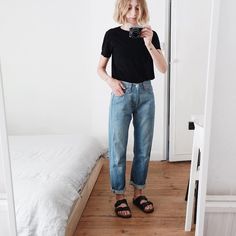 „Could a pair of jeans be anymore unflattering on the crotch?!” Birkenstocks Birkenstock, Mode Dope, Minimalist Moda, Black Tees, Tokyo Street Fashion, Black Mom Jeans, Birkenstock Black, Skandinavian Fashion