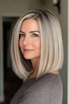 52. Sleek Bob with Champagne Blonde - Medium-Length Hairstyles For Women Over 40 - Medium-Length Hairstyles For Women Over 40 Balayage On Layered Hair, Medium Length Hairstyle, Low Maintenance Short Haircut, Modern Short Hairstyles, Medium Layered Haircuts, Chin Length, Champagne Blonde, Blonde Tones, Sleek Bob