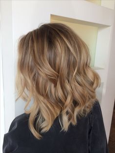 Medium Dark Blonde Hair With Highlights, Dark Roots Blonde Hair Balayage Short Long Bobs, Shoulder Length Honey Blonde Hair, Honey Blonde Hair Medium Length, Golden Honey Blonde Balayage Brunettes, Warm Balayage Blonde, Subtle Strawberry Blonde, Dirty Blonde Bob, Warm Golden Blonde Hair