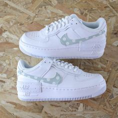 Step up your style game with the White Daisy Custom Air Force 1! Featuring a trend-setting white daisy motif, these kicks will make you stand out from the crowd and turn heads wherever you go. Let your style blossom with this unique and daring take on classic sneakers! 🌼 🔥100% genuine, Brand New.👟 Custom sneakers.★Every pair is hand-made and unique.✨ Best quality waterproof and scratch-proof paints used. ✨ 1000+ satisfied customers across various platforms.🎁 Treat the shoes as art as they ar Simple Custom Air Force 1, Nikey Shoes, Nike Shoes Women Fashion, Nike Air Force 1 Shadow, Nike Shoes Air Force, Air Force 1 Shadow, Pretty Shoes Sneakers, Preppy Shoes, Creative Shoes