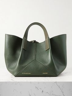 Victoria Beckham's versatile 'W11' tote is designed with expandable gusset sides that offer even more space to fit your essentials. It's crafted from V-shaped panels of textured-leather and topped with handles that pinch the slouchy silhouette for structure. The suede-lined interior carries your phone, wallet, keys and makeup for the day. Handbag Trends, Interior Designer Outfit, Victoria Beckham Bags, Classy Purses, Woven Leather Tote, Real Leather Handbags, Medium Tote, Leather Bag Women, Leather Bags Handmade