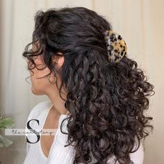 A Chic High Curly Ponytail with a Loose and Wispy Look (Tutorial) • The Curl Story Curly Sleek Ponytail, Professional Curly Hair, Curly Hair Middle Part, Part Curly Hair, High Curly Ponytail, Loose Wavy Curls, Ponytail Hack, Curly Styling, Hair Middle Part