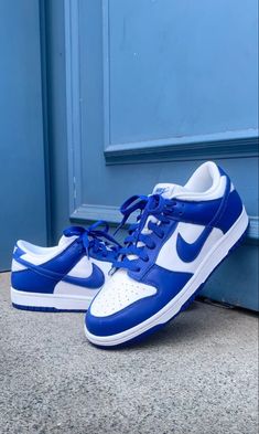 Blue Aesthetic Shoes, Royal Blue Dunks, Dark Blue Dunks, Dunks Blue, Blue Dunks, Nike Azul, Blue Nikes, Nike Yeezy, Replica Sneakers