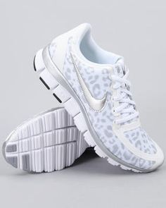 Cheetah nike's. LOVE! Cheetah Nikes, Leopard Nikes, Estilo Fitness, White Leopard Print, Leopard Print Shoes, Nike Free Run, Print Shoes, Mode Casual, Nike Free Runs