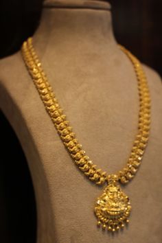 Pretty Gold Necklaces, Gold Jewels Design, Gold Bridal Necklace, Gold Jewelry Outfits, Gold Jewelry Simple Necklace, Gold Mangalsutra Designs, Beautiful Gold Necklaces, Gold Necklace Indian Bridal Jewelry