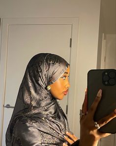 Eid Outfits Somali, Pashima Scarf Ideas, Patterned Hijab, Black Hijabis, Pashima Scarf, Turkish Hijab Style, Somali Beauty, Somali Women, Somali Girl