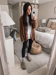 Socks With Birks Outfit, Clogs With Leggings, Blundstone 585 Outfit, Comfortable Thanksgiving Outfit, Pregnant Style Winter, Warm Day Fall Outfits, Womens Cardigan Outfits, Comfy Thanksgiving Outfit, Fall Cute Outfits