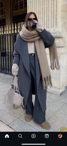 Cold Autumn, Scarf Outfit, Uggs Outfit, Corporate Outfits, Mode Casual, Grey Coat, Coat Outfits