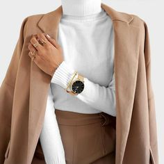 White Turtle Neck, Classy Outfits For Women, Chique Outfits, Beige Blazer, Linda Evangelista, Business Outfit, Winter Trends, Naomi Campbell