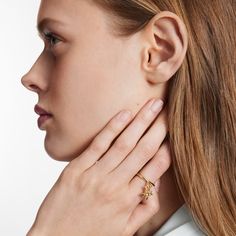 LOUIS VUITTON® - Louisette Signature Ring - Gold Louis Vuitton Ring, Signature Ring, Signature Rings, Rings Jewelry Fashion, Louis Vuitton Official, Signature Look, Color Dorado, Sophisticated Design, Sparkling Crystal