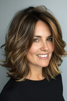 Pflegeleichte Frisuren: 63+ Styles für den Alltag - hairtastic.de Short Silk Press, Silk Press Hairstyles, Haircuts For Medium Length Hair, Medium Layered Hair, Haircuts For Medium Hair, Long Bob Hairstyles, Silk Press, Penteado Cabelo Curto, Hair Color And Cut