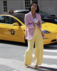 Yellow Trousers Outfit, Yellow Pants Outfit, Edgy Work Outfits, Working Girl Style, Yellow Color Combinations, Spring Fashion Chic, Blazer Outfit