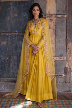 Yellow Anarkali Dress, Anarkali Designs, Haldi Outfits, Function Dresses, Anarkali Dress Pattern, Kurti Neck, Indian Dresses Traditional, Traditional Indian Outfits, Haldi Ceremony